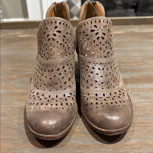 Sofft Wyoming Laser Cut Metallic Beige Leather Ankle Booties 7.5 - Picture 8 of 13